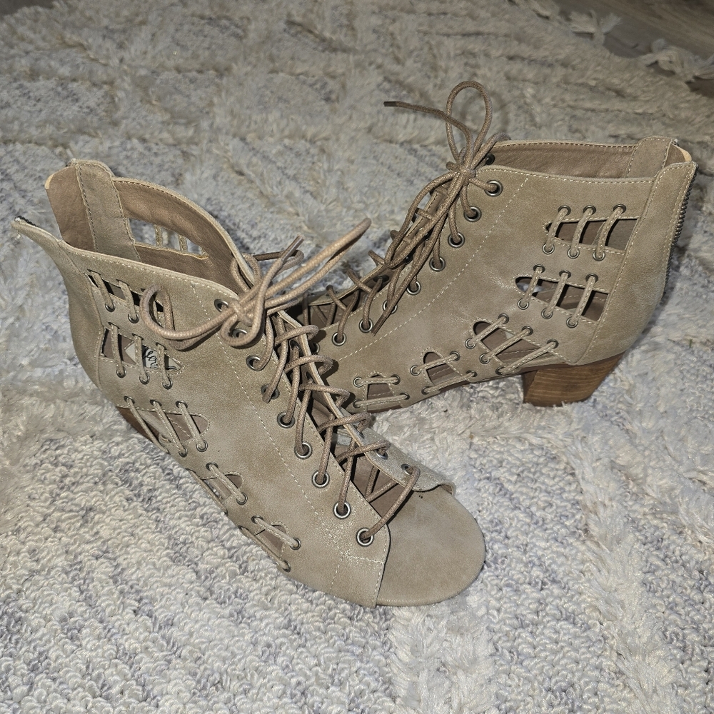 Very G Everly Heeled Sandals Lace Up Open Toe Cutouts Tan Beige W8.5